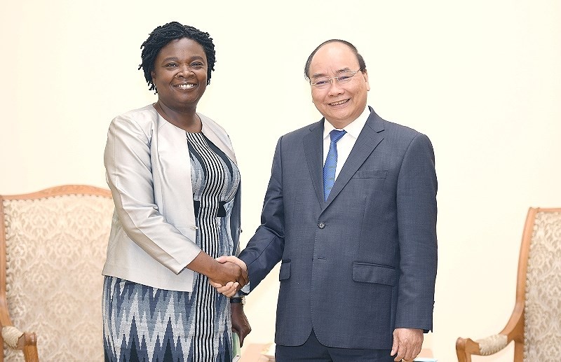 政府總理阮春福（右）接見世界銀行(WB)亞太地區副行長維多利亞‧克瓦。（圖源：VOV）