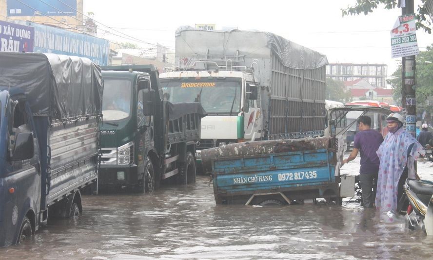 昨(12)日中午，同奈省邊和市降起了傾盤大雨，導致該市多個地方嚴重受淹。