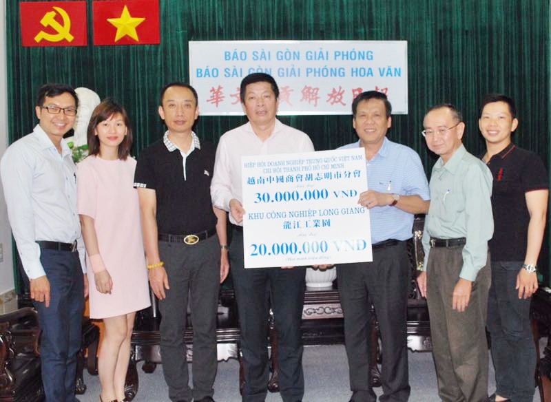 中國商會胡志明市分會贊助3000萬元與龍江工業園贊助2000萬元給本報的贈報活動。