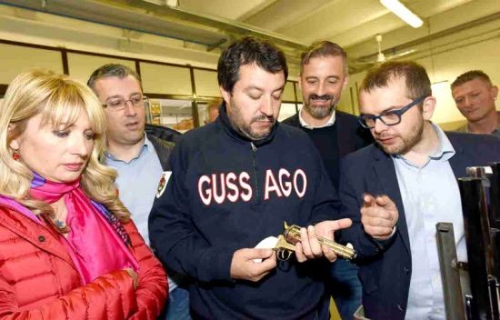 意大利副總理兼內政部長薩爾維尼視察槍械零售商倉庫。（圖源：互聯網）