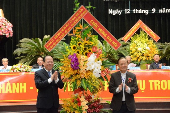 市委常務副書記畢成剛（左）向大會送鮮花表示祝賀。（圖源：長煌）