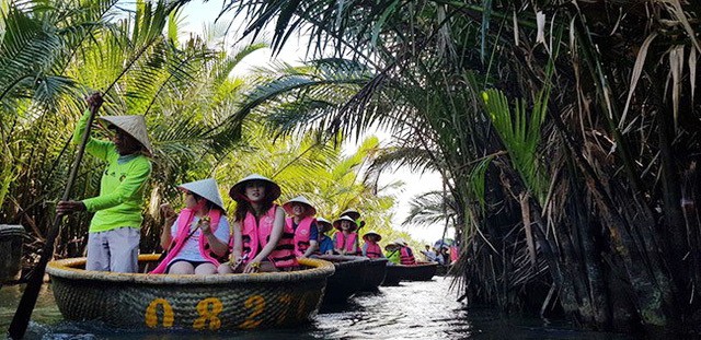 遊客乘坐小圓舟觀光水椰林。