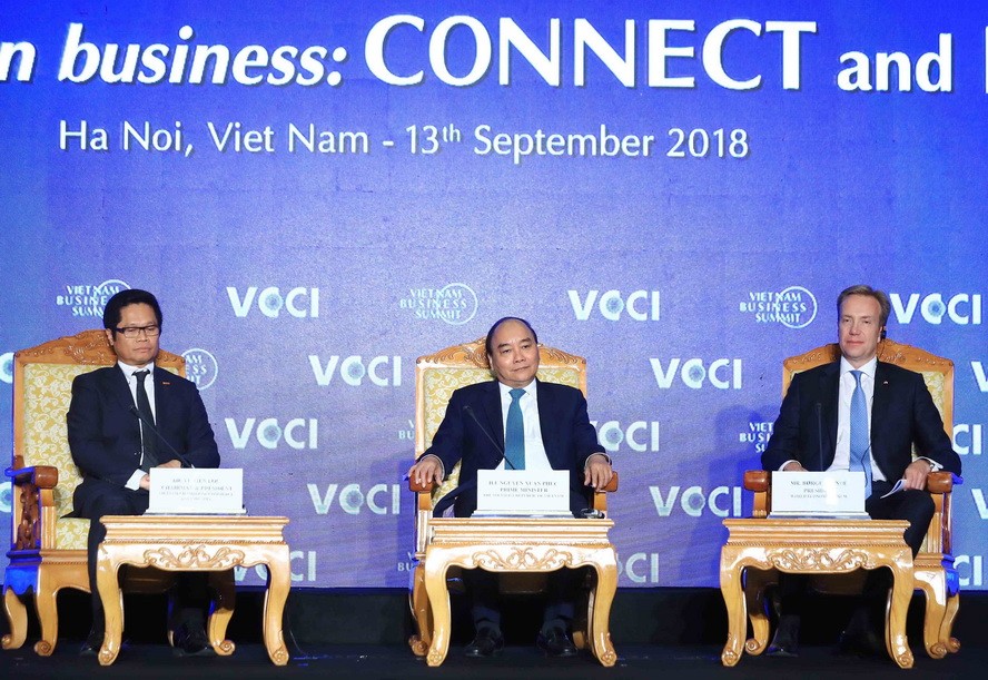 政府總理阮春福（中）主持2018年越南商務峰會會議。（圖源：越通社）