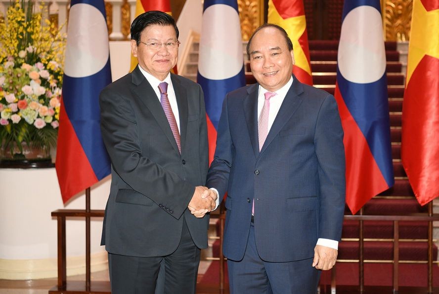 政府總理阮春福（右）接見老撾總理通倫‧西蘇里。（圖源：光孝）