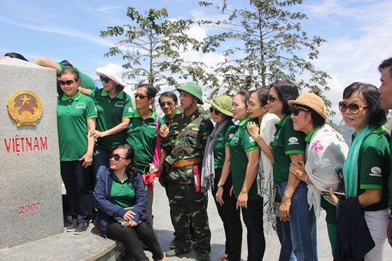 市越南祖國陣線委員會工作團參觀越南-老撾-柬埔寨印支3國接壤邊界的界碑。