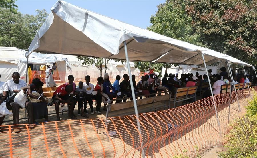 9月14日，在津巴布韋首都哈拉雷西南郊一家收治霍亂患者的診所，疑似感染霍亂的當地居民等待診斷和治療。（圖源：新華網）