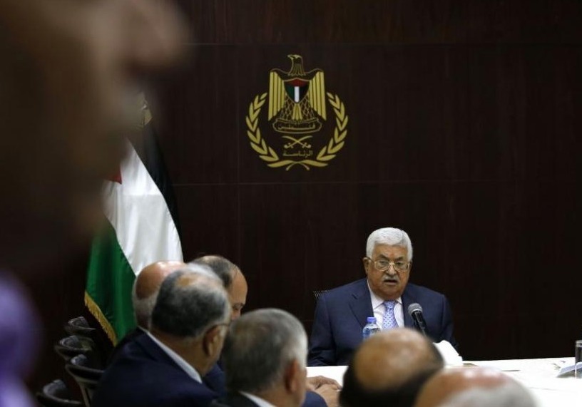 9月15日，在約旦河西岸城市拉姆安拉，巴勒斯坦總統阿巴斯主持會議。巴勒斯坦總統阿巴斯15日說，巴方准備將貝都因人居住區、阿克薩清真寺等涉及以色列的問題提交國際法院。（圖源：AFP）