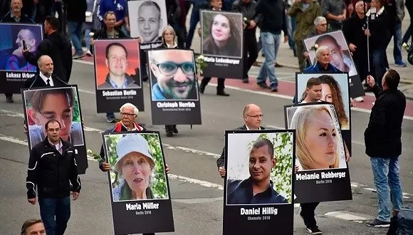 9月1日，德國開姆尼茨，當地民眾在右翼政黨選擇黨的組織下舉行反移民遊行，手持印有遭難民傷害的受害者肖像。（圖源：互聯網）