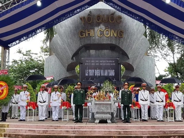 同奈省人委會在定館縣烈士陵園為9位烈士舉行追悼及安葬儀式。（圖源：天王）