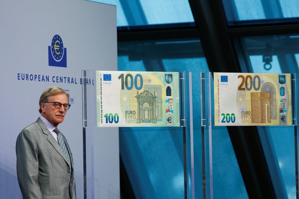 當地時間9月17日，位於德國法蘭克福的歐洲央行總部相關負責人向媒體公開展示了新版100歐元和200歐元鈔票，並展示了新鈔的防偽特徵。（圖源：路透社）