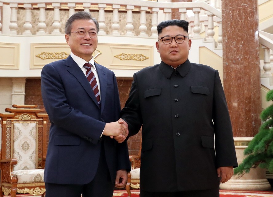 朝最高領導人金正恩（右）與韓總統文在寅在平壤會晤。（圖源：Pyongyang Press）