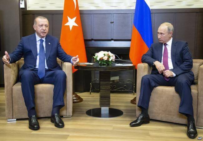 俄羅斯總統普京（右）於周一(17日)在黑海城巿索契與土耳其總統埃爾多安會晤。（圖源：AP）