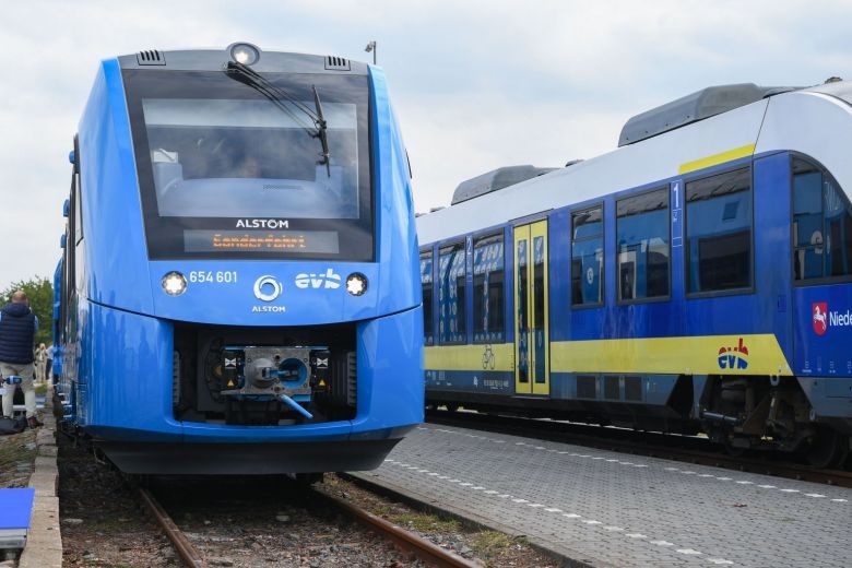 法國火車製造商阿爾斯通（Alstom）製造的第一列氫動力火車，16日抵達德國布雷梅爾弗爾德市，加入營運。（圖源：AFP）