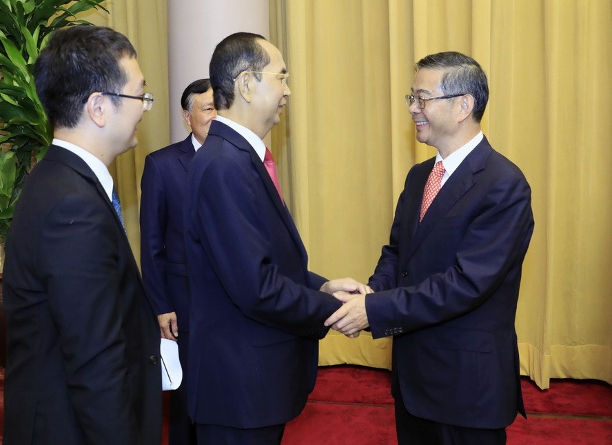 國家主席陳大光(左二)與中國最高人民 法院院長周強交換意見。（圖源：越通社）