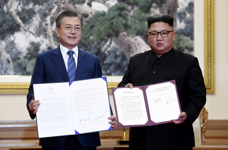 韓總統文在寅與朝國務委員會委員長金正恩在平壤簽署《平壤共同宣言》。 （圖源：AP）