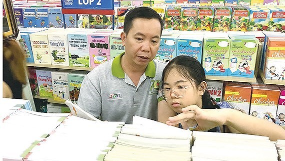 家長為孩子選購教科書。（圖源：黃雄）