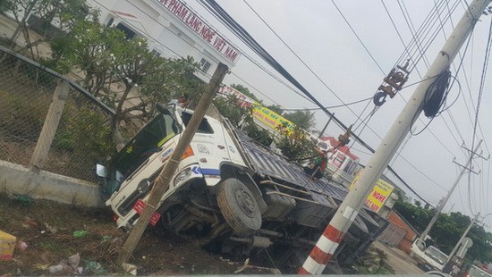 事故現場卡車滑落路邊並側翻。（圖源：H.Minh）