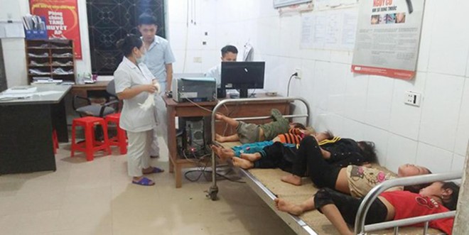 遭蜂螫的傷者及時獲送乂安省桂豐縣衛生防疫中心救治。（圖源：霸強）
