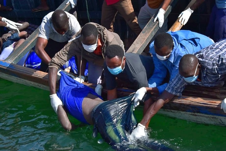 9月21日，在坦桑尼亞維多利亞湖，救援人員打撈一具遇難者遺體。（圖源：AP）
