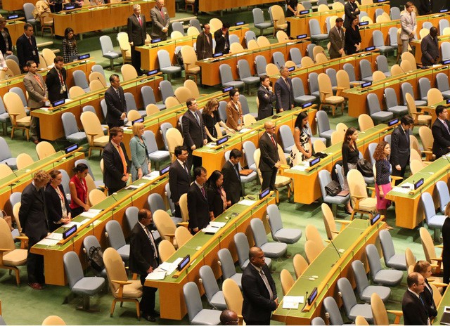 出席聯合國大會的各國代表為國家主席陳大光默哀1分鐘。（圖源：越通社）