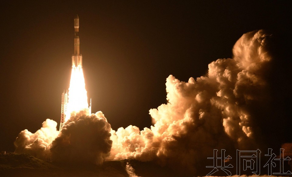搭載日本無人貨運飛船「鸛」7號的H2B火箭，23日凌晨自鹿兒島縣種子島太空中心發射。（圖源：共同社）