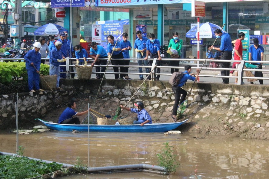 芹苴市各機關、團體的共青團員在參相河河段打撈垃圾。（圖源：H.Văn）