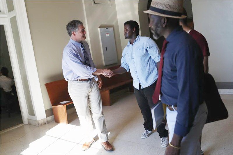 美國政府新規將增加取得永久居民身分的難度。圖為波特蘭市長斯特林姆林與索馬利亞難民見面。（圖源：AFP）
