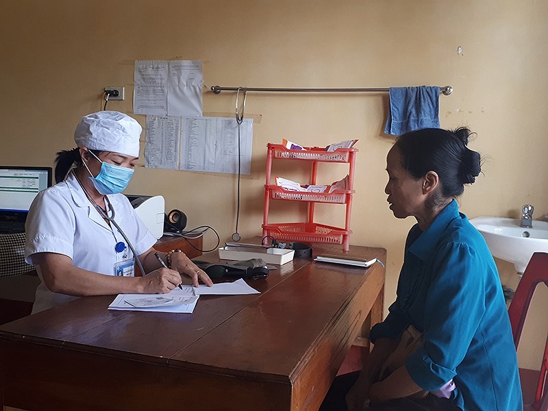 民眾在屬於促進基層醫療發展模式中的26個醫療站之一的安沛省鎮安縣報答鄉醫療站做體檢。