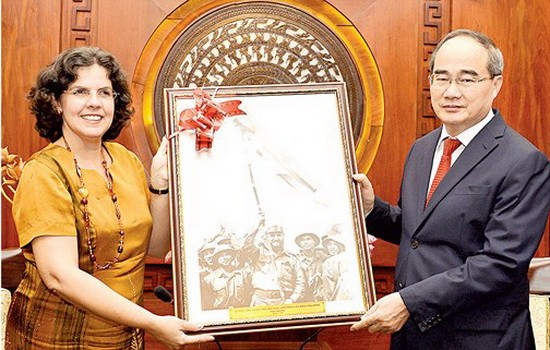 古巴駐越南大使利亞尼斯‧托里斯‧里韋拉（左）向市委書記阮善仁贈送紀念品。（圖源：越勇）