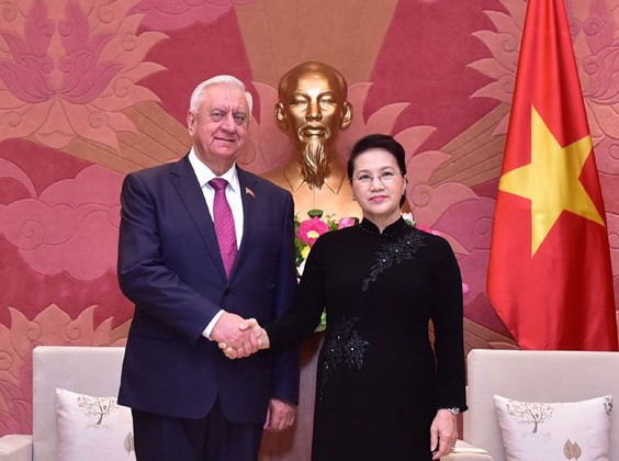 國會主席阮氏金銀（右）接見白俄羅斯共和國參議院主席米亞斯尼科維奇。（圖源：VOV）