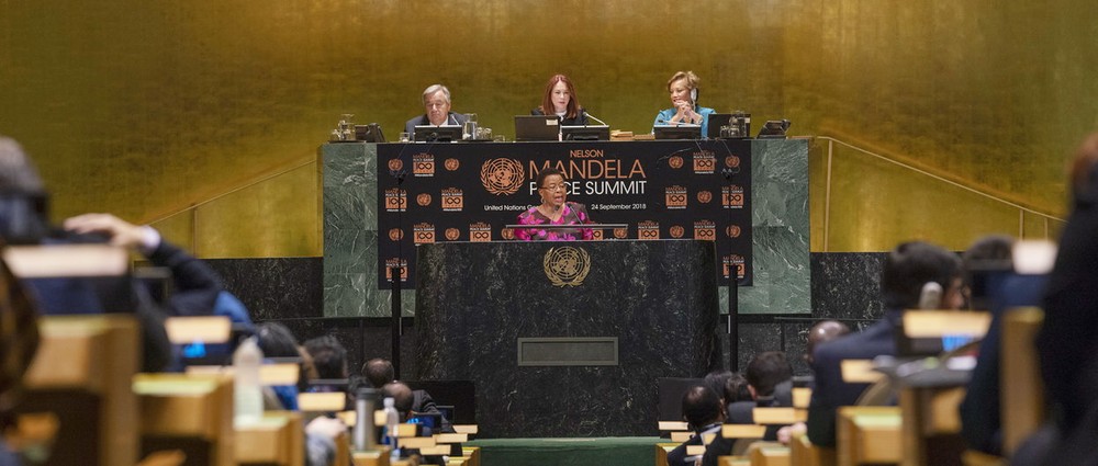 曼德拉夫人格拉薩·馬謝爾(中)在聯合國大會舉行的“納爾遜·曼德拉和平峰會”上致辭。（圖源：聯合國）