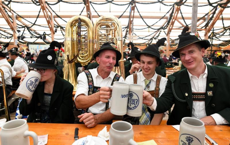德國慕尼黑啤酒節上參與者舉杯慶祝。（圖源：路透社）