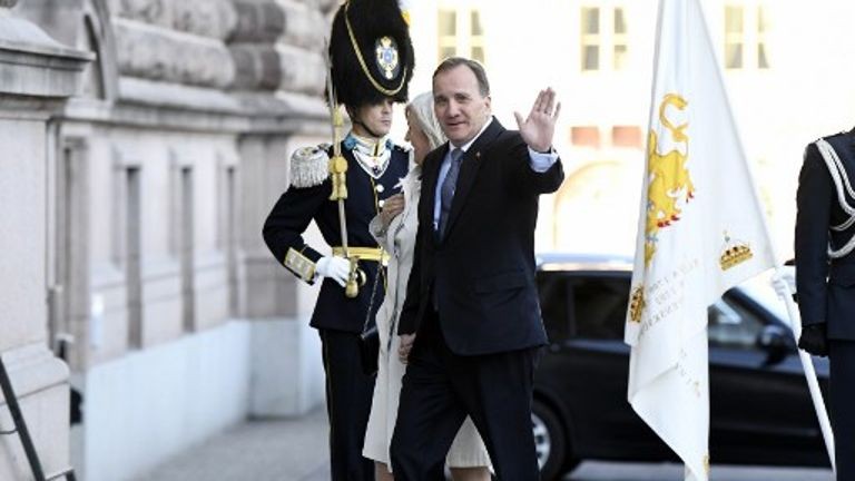 瑞典首相勒文昨（25​​日）抵達議會時，向鏡頭揮手示意。 （圖源：AFP）
