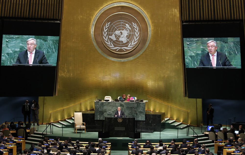聯合國秘書長古特雷斯（中）在聯合國大會一般性辯論上發表演講。（圖源：新華網）