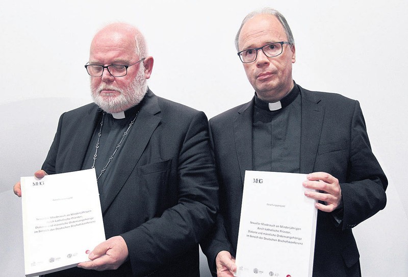 樞機主教馬克斯（左）與同事代表德國教會道歉。（圖源：AFP）