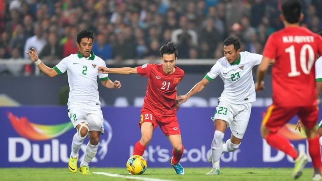 越南男足隊（深色衣）保持世界第一百零二位。