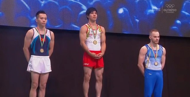 越南選手黎清松（左一）摘銀。