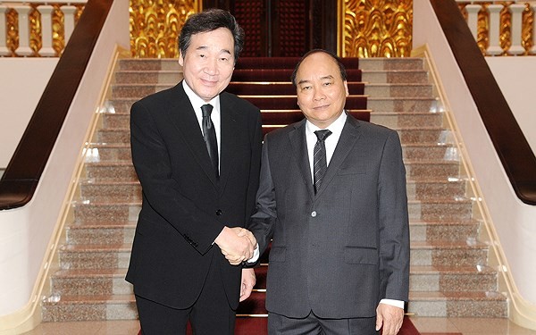 政府總理阮春福（右）接見韓國總理李洛淵。（圖源：光孝）