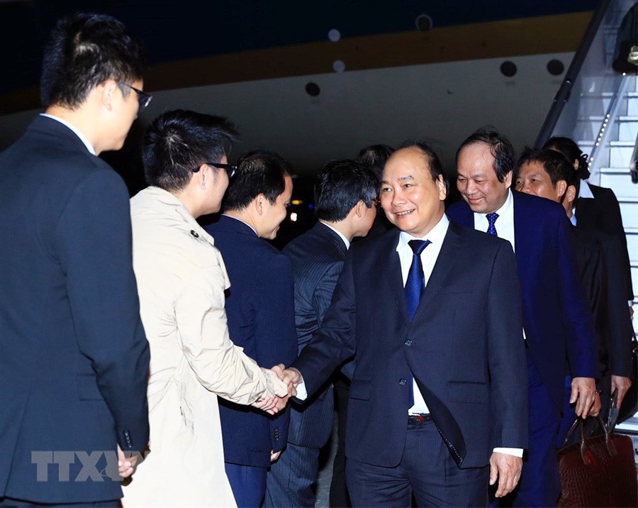越南常駐聯合國代表團和大使館幹部在肯尼迪機場迎接政府總理阮春福。（圖源：越通社）