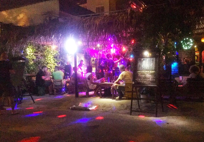 警方對Crazy Cat酒吧進行行政檢查，並對現場60人作快速檢測，結果發現18名外國人和3名越南人對毒品呈現陽性。（圖源：G.T）