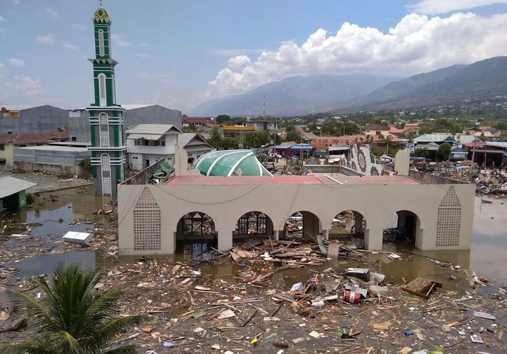 帕盧的一座清真寺在海嘯中受損嚴重。（圖源：AP）