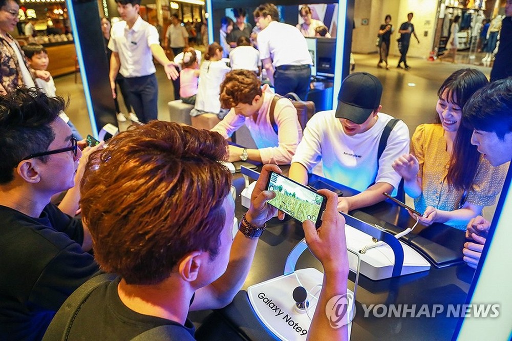 據韓國市場調研機構EMBRAIN發佈的6月調查結果，82.8%的受訪者認為韓國社會嚴重依賴智能手機等電子產品。（圖源：韓聯社）