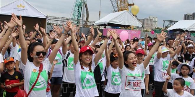 慈善跑步籌款活動出發前的氣氛充滿活力。（圖源：越通社）