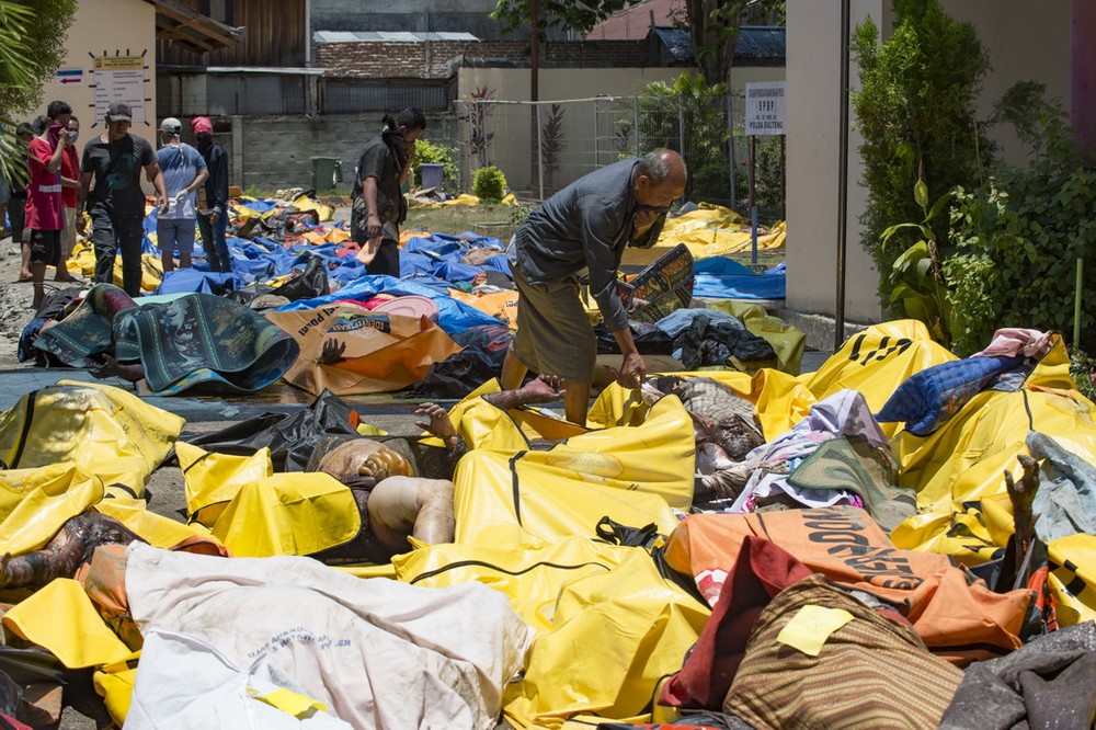 印尼蘇拉威西島9月28日發生7.5級淺層地震，觸發6米高海嘯，摧毀大量建築物，造成的死亡人數已上升到832人。圖為災民在醫院臨時停屍間找尋親友遺體。（圖源：AFP）