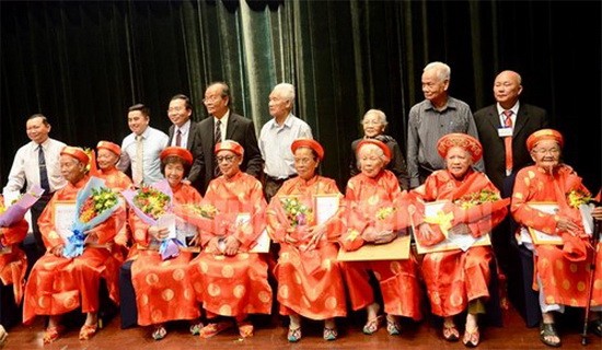 組委會為在本市28位80歲的長者祝壽送禮。（圖源：市黨部新聞網）