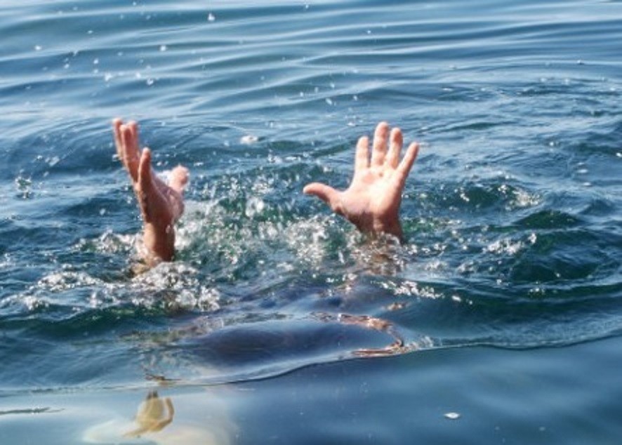 兩名中國遊客於上月30日晚在美溪海灘夜泳而被溺水，導致1人身亡，另1人受傷須送院急救。（示意圖源：互聯網）