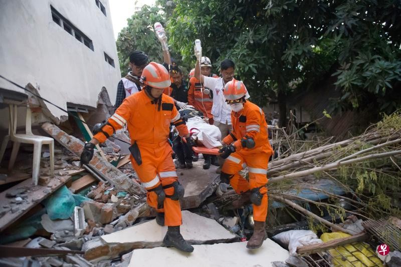 搜救人員從一家餐館廢墟中救出一名生還者。（圖源：AFP）