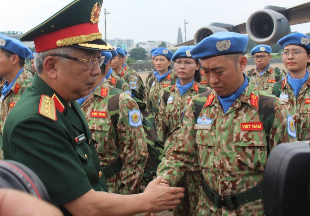 阮志詠上將向維和部隊的戰士們握手致意，慰勉辛勞。（VTCNews）