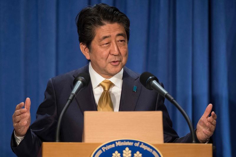 日本首相安倍晉三改組內閣，首次入閣的有12人，留任有6人，過去曾任閣僚的有1人。（圖源：AFP）