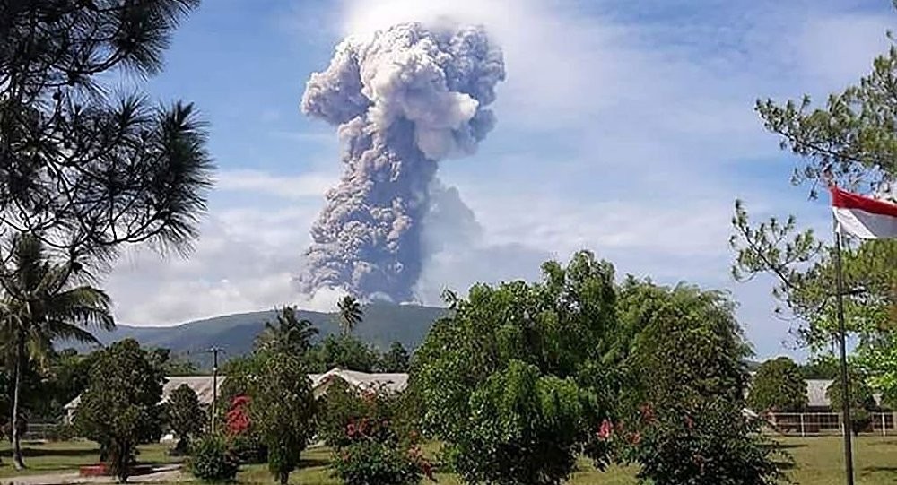 印尼蘇拉威西島火山爆發，灰燼噴至 4000 米高。（圖源：互聯網）